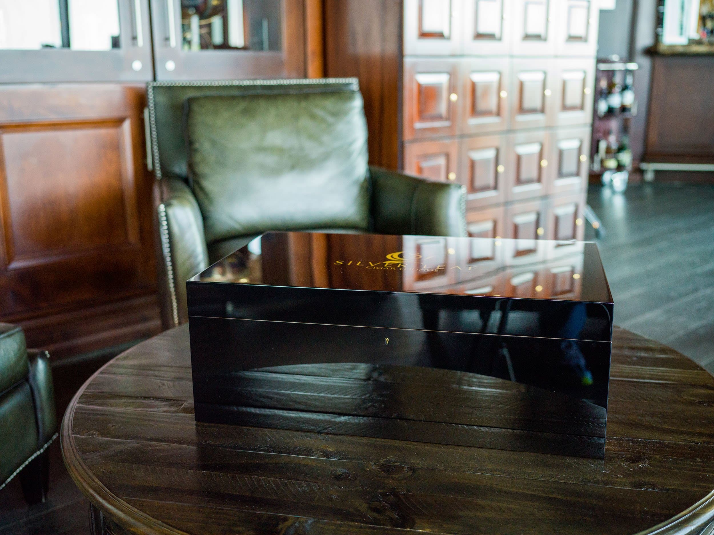 Value: a piano-black Centient humidor